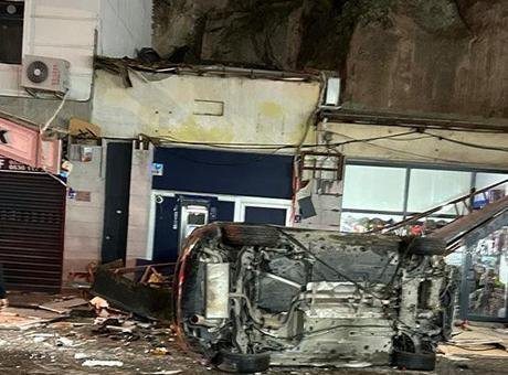 Otomobil 50 metrelik kayalıklardan iş yerlerinin üzerine düştü!