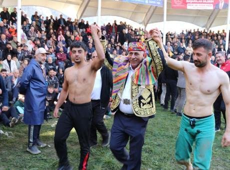Erzurum’da Cumhuriyet ile yaşıt gelenek! Uzundere’de başpehlivanlık mücadelesi nefes kesti