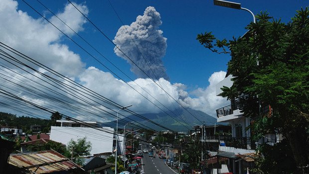 Filipinler’de Mayon Yanardağı patladı: Üçüncü seviye alarm!