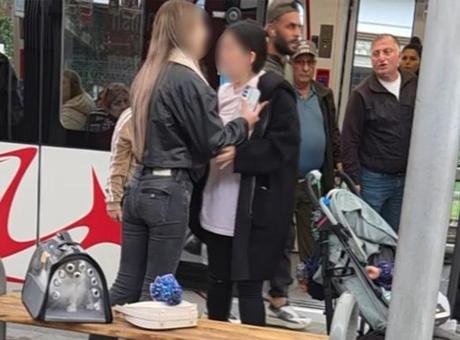 Samsun’da tramvay istasyonunda gerginlik! Özel çocuğun annesiyle genç kız arasında arbede