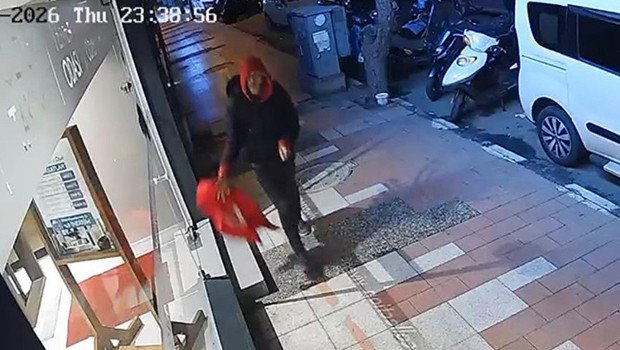 Türk bayrağına çirkin hareket: Polis, görüntülerdeki kişiyi