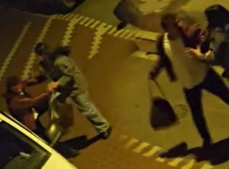 İstanbul’da şoke eden olay! Tartıştığı erkeği sokak ortasında taşladı