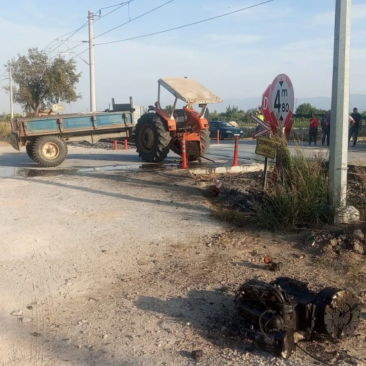 Tren traktöre çarptı: İki kardeş ölümden döndü