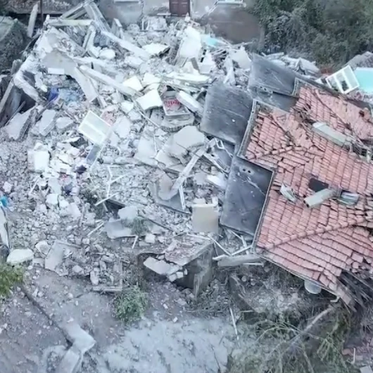 Zonguldak’ta 1 kişiye mezar olan binanın enkazı sabahın ilk ışıklarıyla havadan görüntülendi