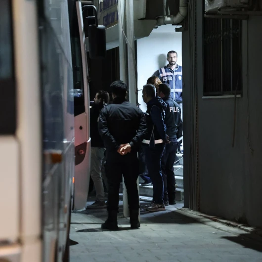 Bayraklı Belediyesi’ne yönelik operasyonda gözaltına alınan 43 şüpheli adliyede