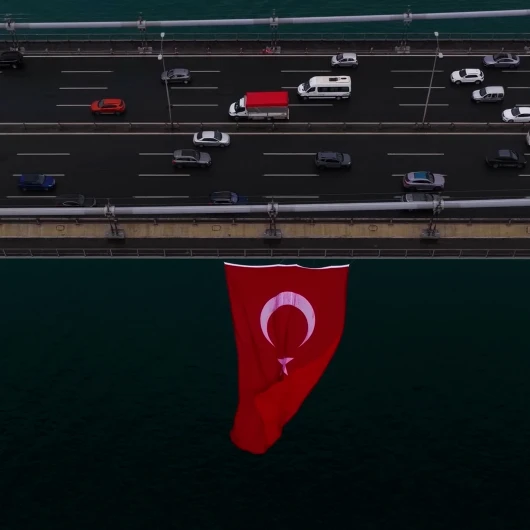 Fatih Sultan Mehmet Köprüsü’ne Türk bayrağı asıldı
