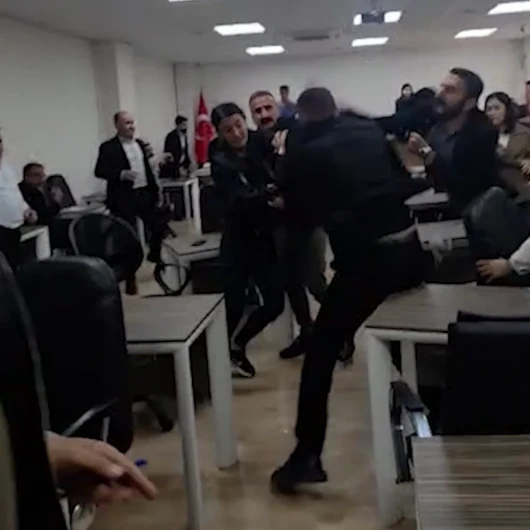Silopi Belediyesi meclis toplantısında kavga: Başkan yardımcısına saldırı kamerada