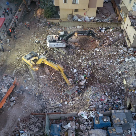 Maltepe’de kısmen çöken 7 katlı binada arama kurtarma çalışmaları tamamlandı