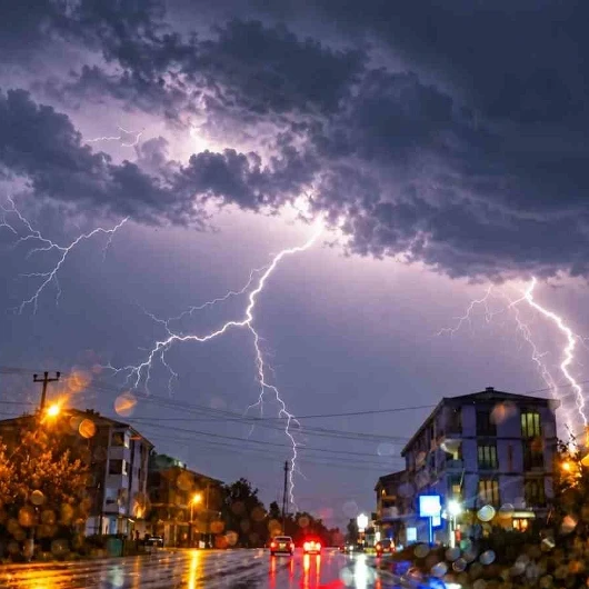 Düzce’de geceyi aydınlatan şimşeklerin ardından sağanak başladı