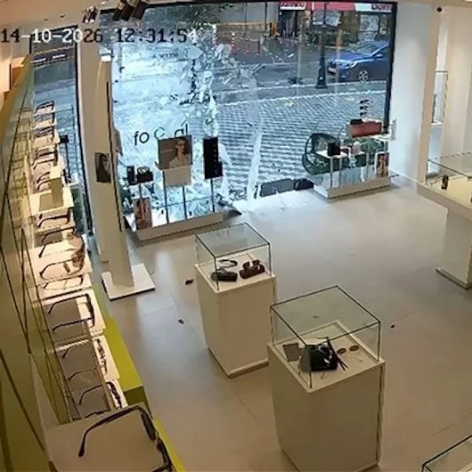 Beylikdüzü’nde şiddetli rüzgar dükkanın cam kapısını kırdı