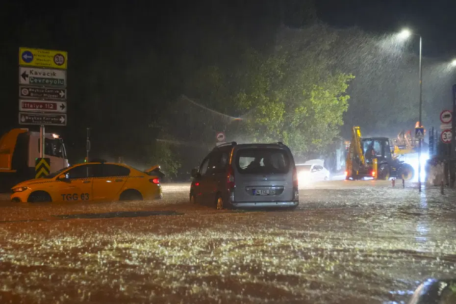 İstanbul’u sağanak ve fırtına vurdu. Yollar göle döndü, araçlar suya gömüldü