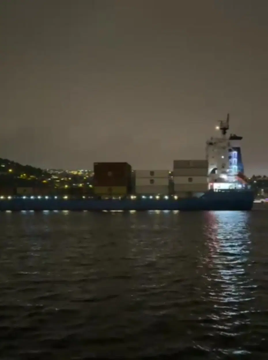 İstanbul Boğazı’nda gemi arızası. Sürüklenerek ters döndü