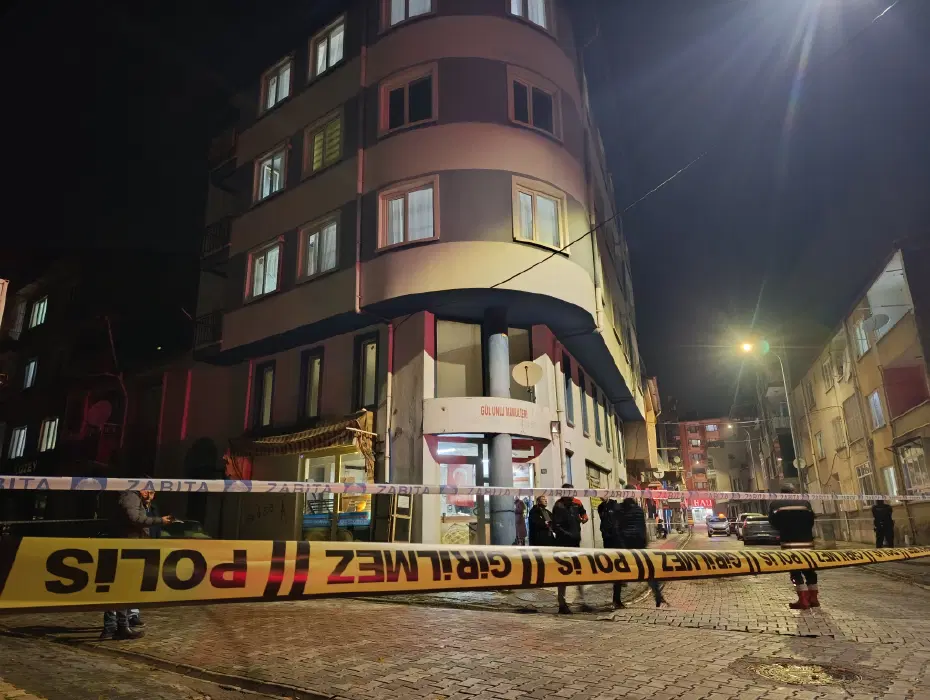 Afyonkarahisar’da 4 katlı bina boşaltıldı. Altındaki fırının duvarları çatladı