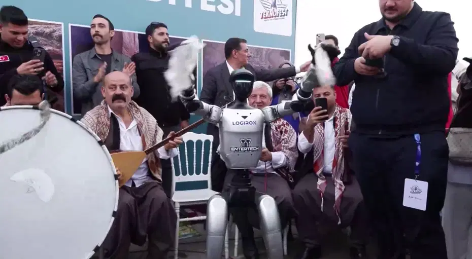 Teknofest’te renkli görüntüler. İnsansı robot halay çekti