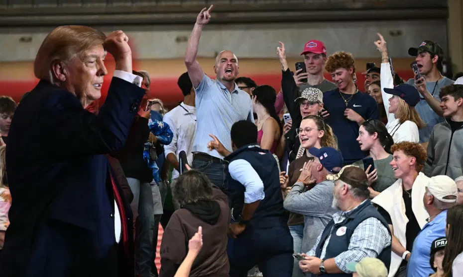 Mitingde Trump’ı protesto edenler yaka paça salondan atıldı