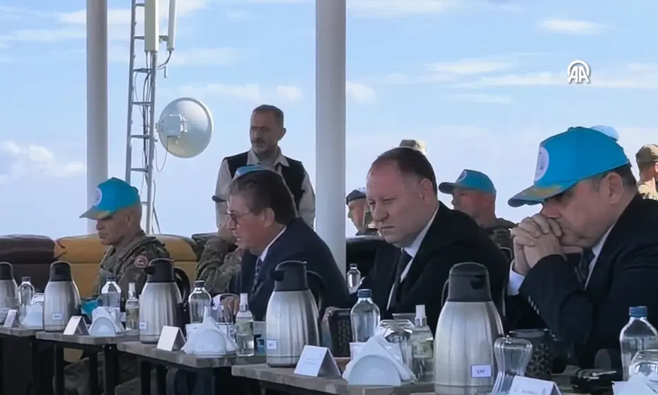 KKTC Başbakanı Üstel, tatbikatta “Bir gece ansızın gelebilirim” şarkısına eşlik etti