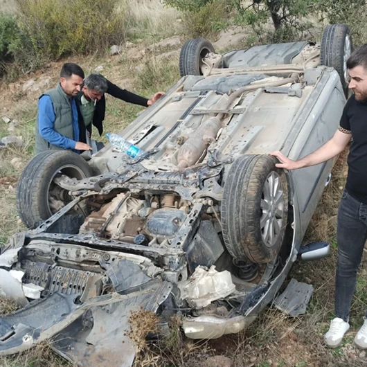Şarampole devrilen otomobildeki dört kişi yaralandı