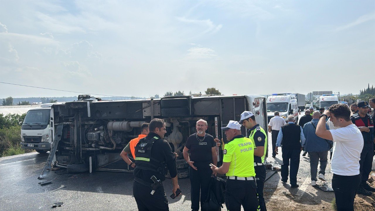 Antalya’da korkutan kaza! Midibüs devrildi, yaralılar var 5 kişi yaralandı