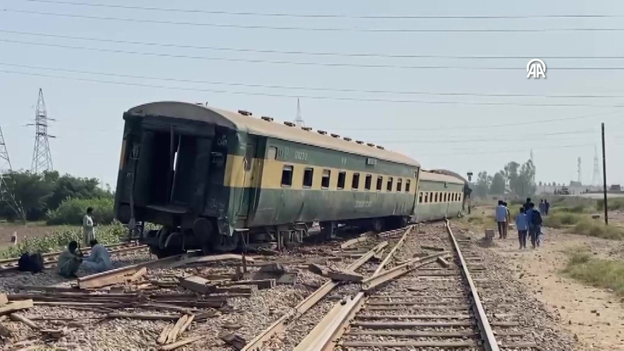 Pakistan’da yolcu treninin raydan çıkması sonucu 5 kişi öldü