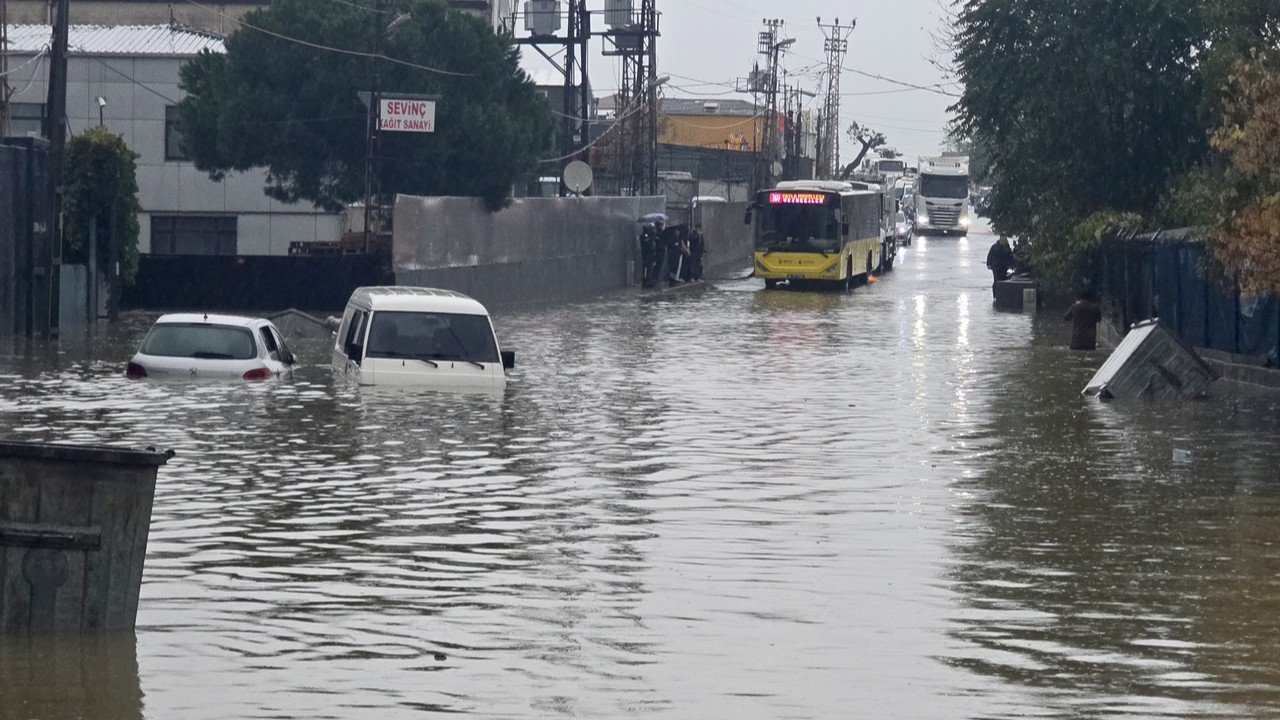 İstanbul’da sağanak hayatı aksattı: Araçlar mahsur kaldı, evleri su bastı