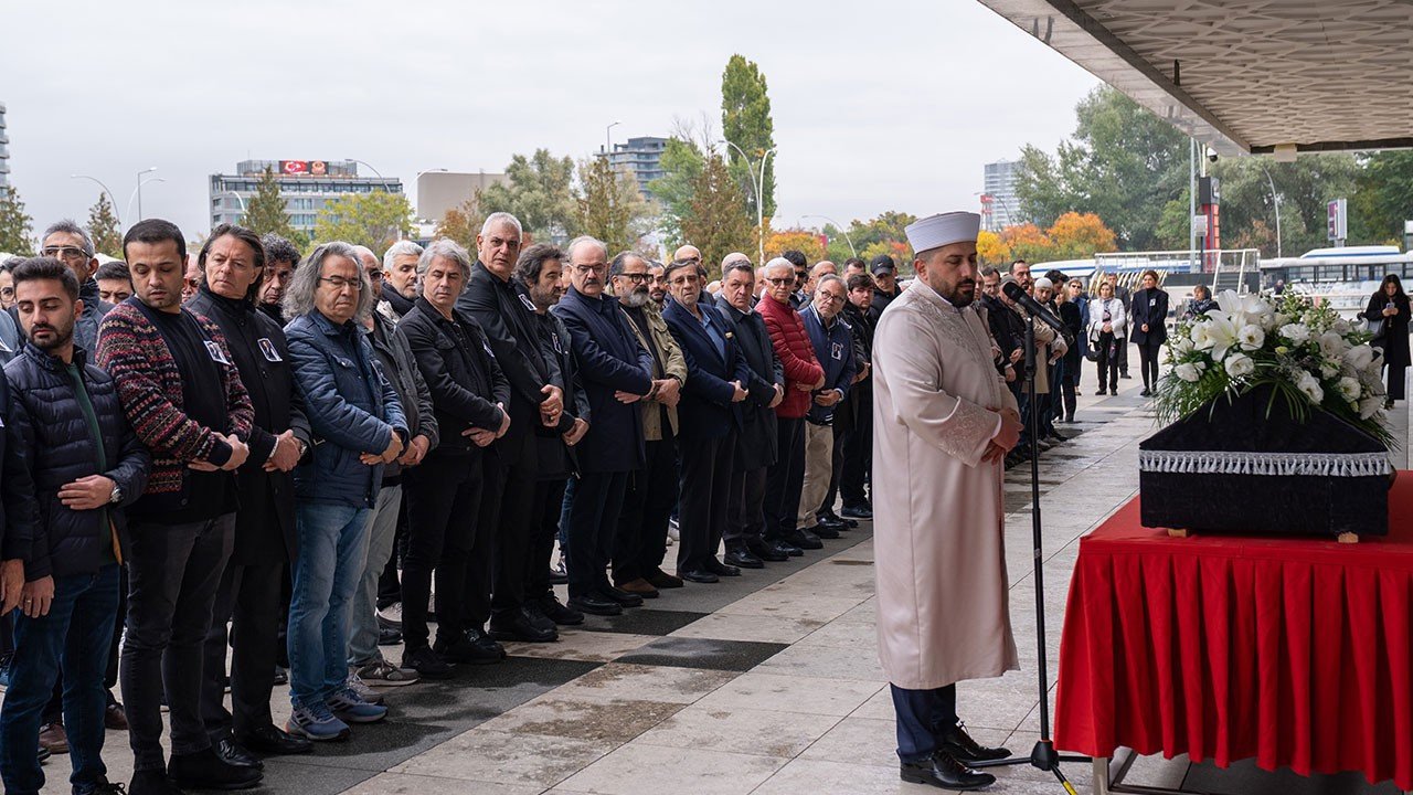 Türk müziğinin usta ismi Alpay son yolculuğuna uğurlandı