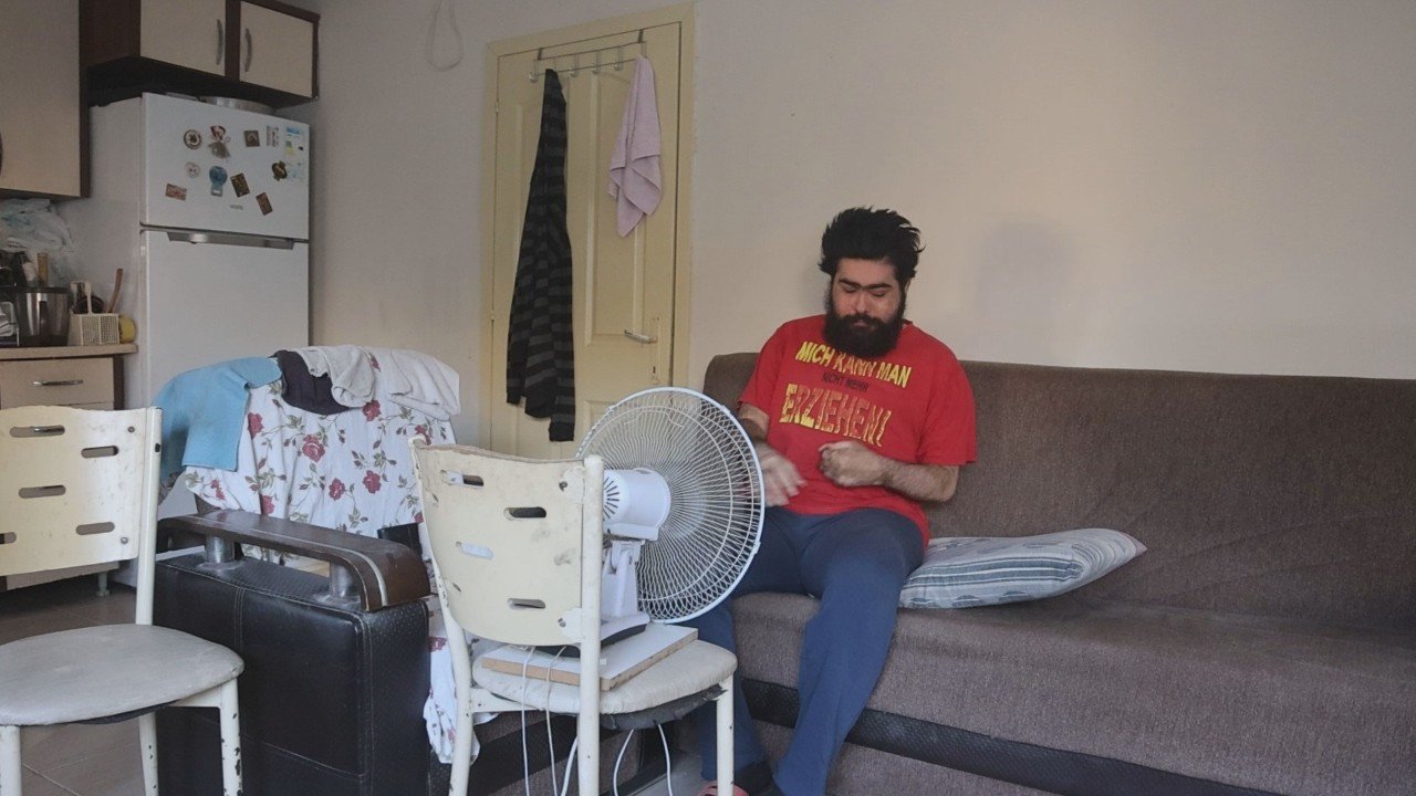 Üç aylık tedavinin ardından evine dönen Barış anlattı: ‘Telefon yoksa duvarı izlerim’