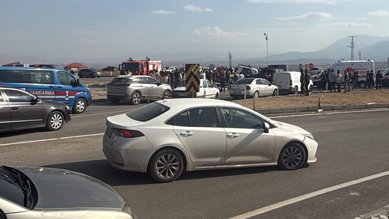 MHP’li milletvekili ve il başkanının konvoyunda kaza