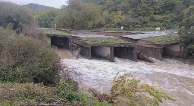 Balıkesir’de aşırı yağışlar köprüyü yıktı! Susurluk Çaylak Köprüsü’nde çökme: Yol trafiğe tamamen kapatıldı!