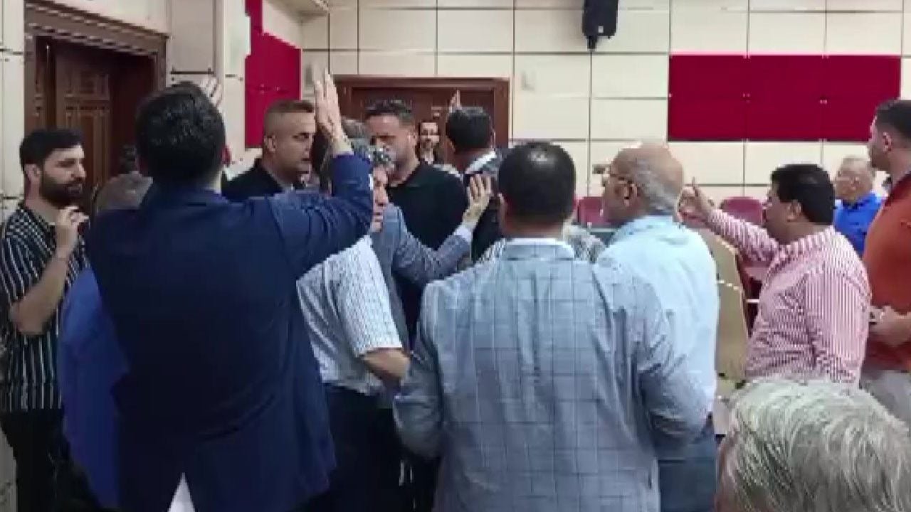 Belediye Meclisi’nde ‘satılık’ kavgası: CHP’li meclis üyeleri birbirine girdi! Kadın üyeyi yumruklamaya çalıştı
