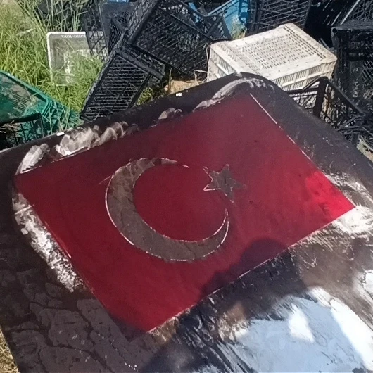 Yanan aracı söndüren itfaiyenin suyu Türk bayrağı için aktı