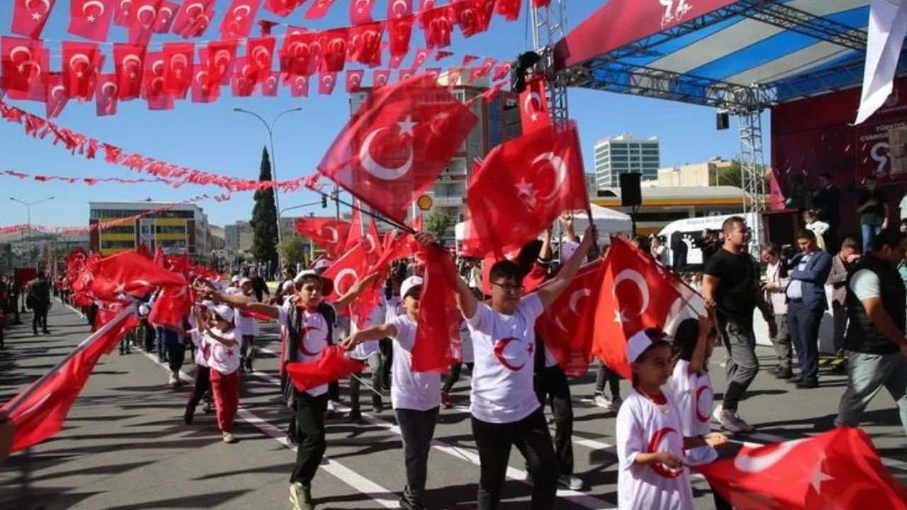EN GÜZEL CUMHURİYET BAYRAMI MESAJLARI: 29 Ekim Cumhuriyet Bayramı resimli mesajı ve sözleri…
