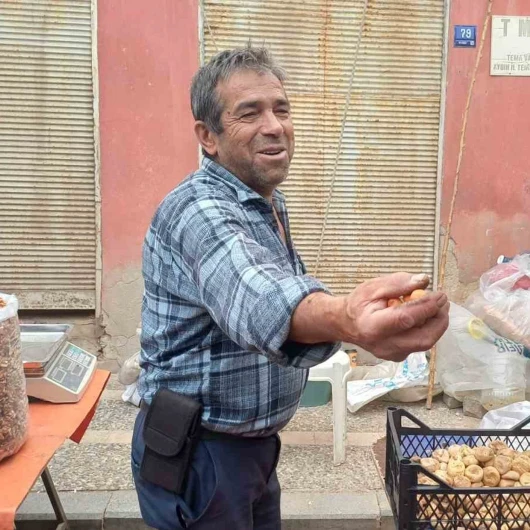 Dağlarda kendiliğinden yetişiyor, faydalarını bilen kaçırmıyor: Bedava toplayıp satıyorlar, kilosunu duyan pazara koşuyor