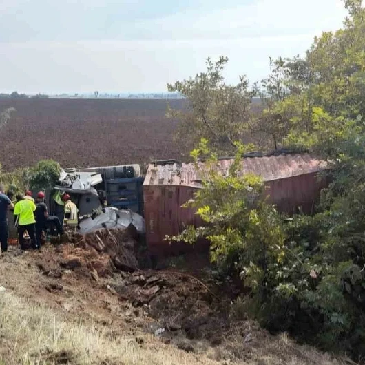 Kontrolden çıkan tır tarlaya uçtu: Sürücü yaralandı
