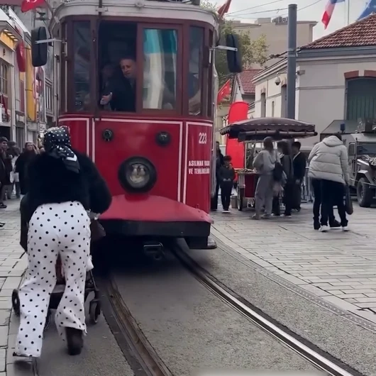Taksim’de akıllara durgunluk veren hareket: Bebek arabasını tramvayın üzerine sürdü