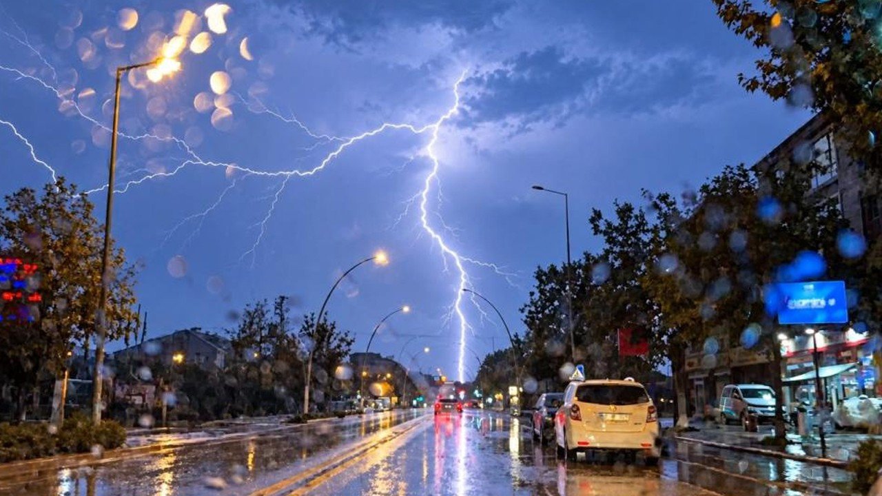 Düzce’de şimşekler geceyi aydınlattı