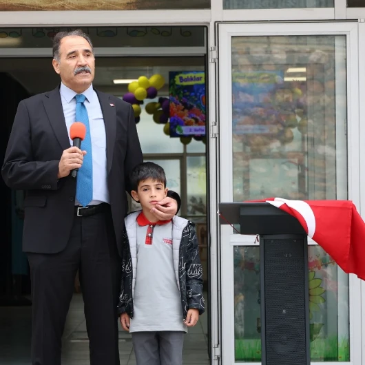 Koridordaki bayrağı öpüp başına koymuştu: Elazığlı minik Miran ödüllendirildi