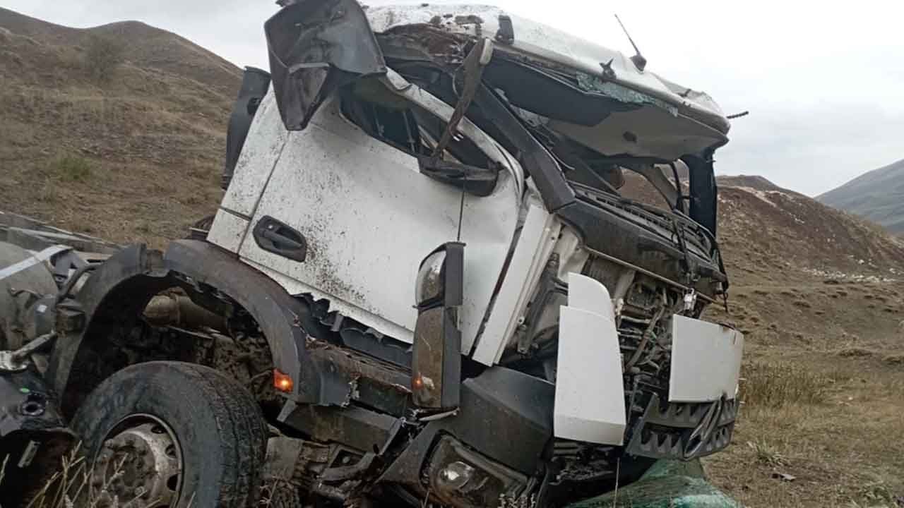 Erzurum’da hafriyat kamyonu şarampole devrildi: Sürücü hayatını kaybetti