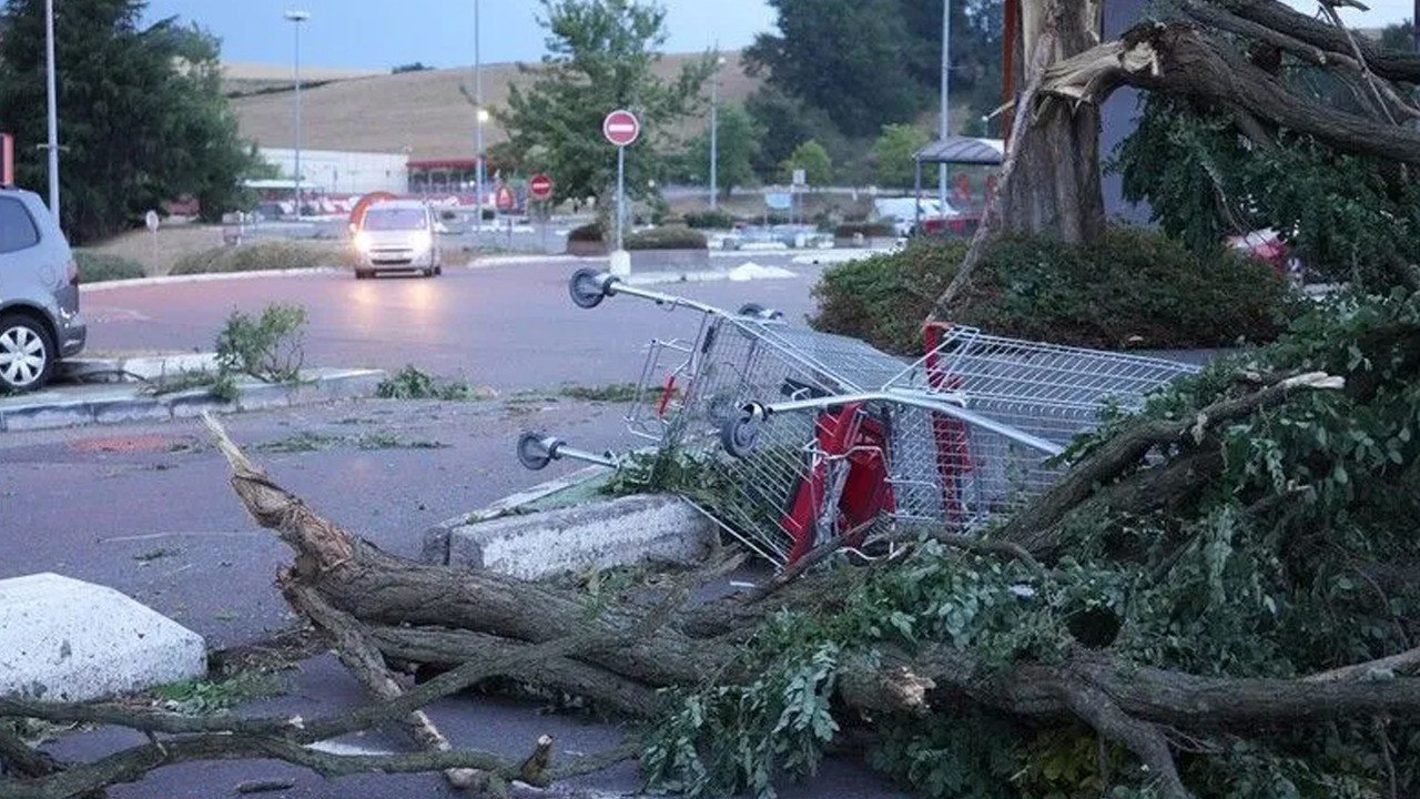 Fransa’yı fırtına vurdu: 54 bin hane elektriksiz kaldı
