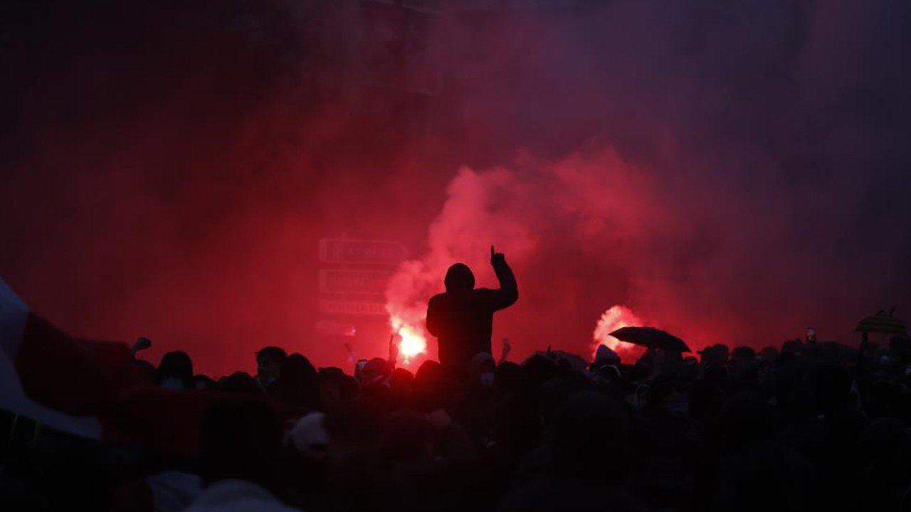 Fransa’da sokaklar savaş alanına döndü: Bin kişi gözaltında