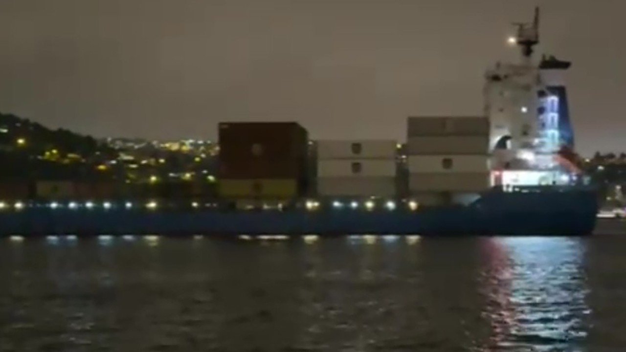 İstanbul Boğazı’nda arıza yaşayan gemi sürüklenerek ters döndü