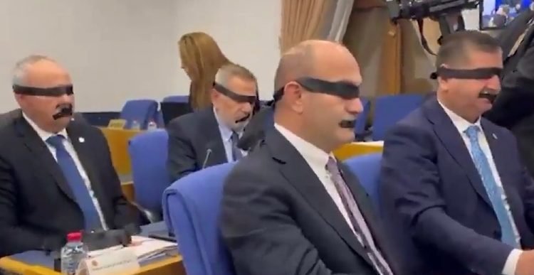 Gözlerini bantladılar, komik duruma düştüler: Yeni Parti’de bantlı tiyatro fiyaskoyla bitti!