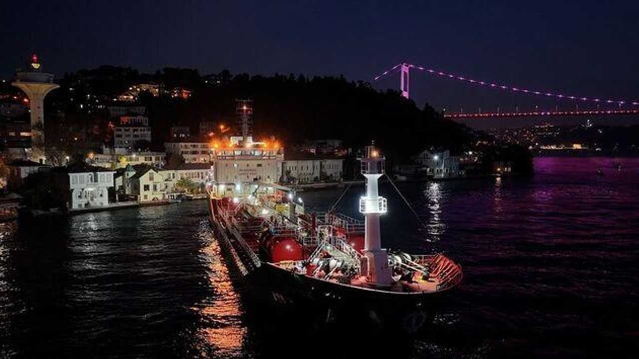 İstanbul Boğazı’nda gemi trafiği arızalanan tankerin çekilmesinin ardından açıldı