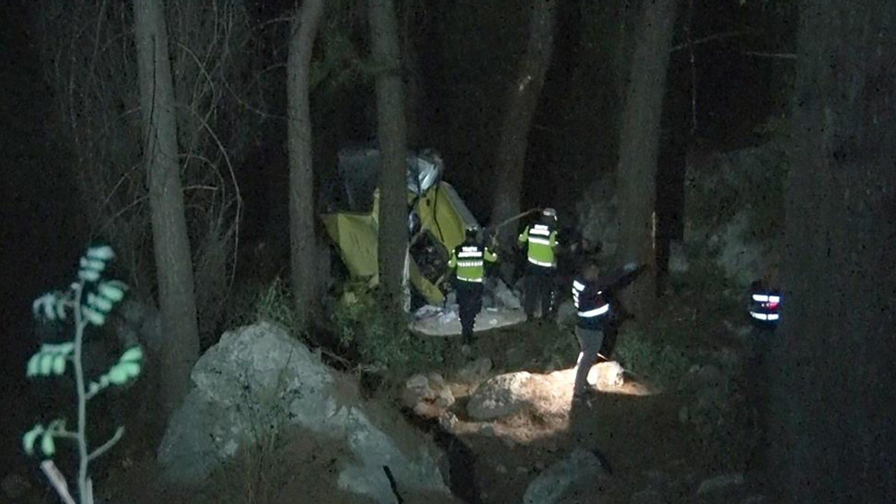 Antalya’da feci kaza: Araç 50 metrelik uçuruma yuvarlandı, 2 ölü