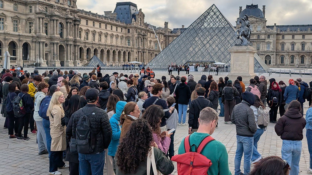 Fransa’da protestolar Louvre’a sıçradı: Dünyaca ünlü müze ziyarete kapatıldı