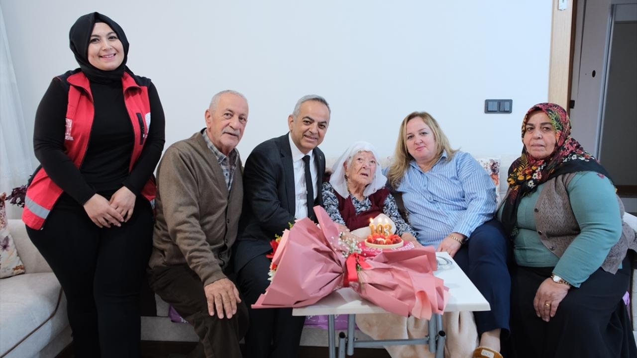 Cumhuriyet’in 103. yılını 103 yaşındaki Nazife nine de kutladı