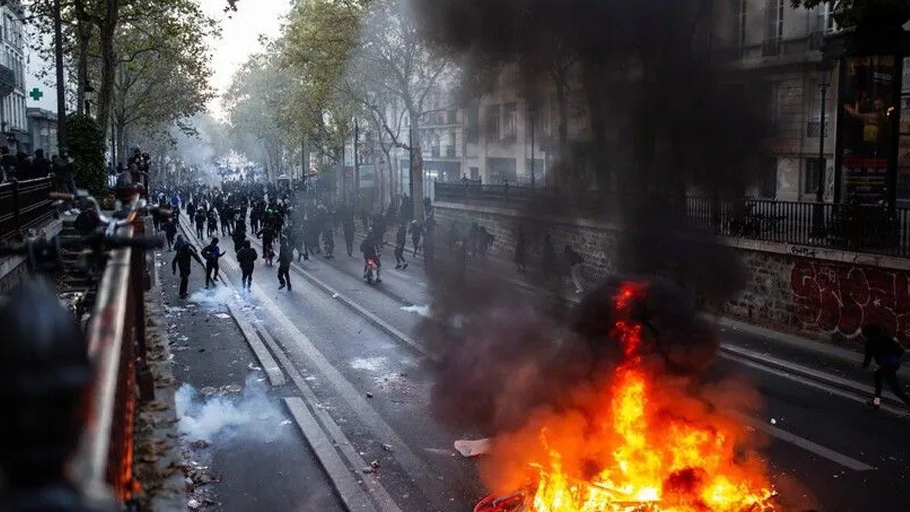 Paris ve Lyon’da kısmi sokağa çıkma yasağı 1 gün uzatıldı