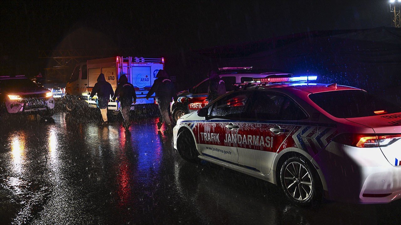 Pendik’te sağanak sele dönüştü: Akıntıya kapılan 2 kişi aranıyor