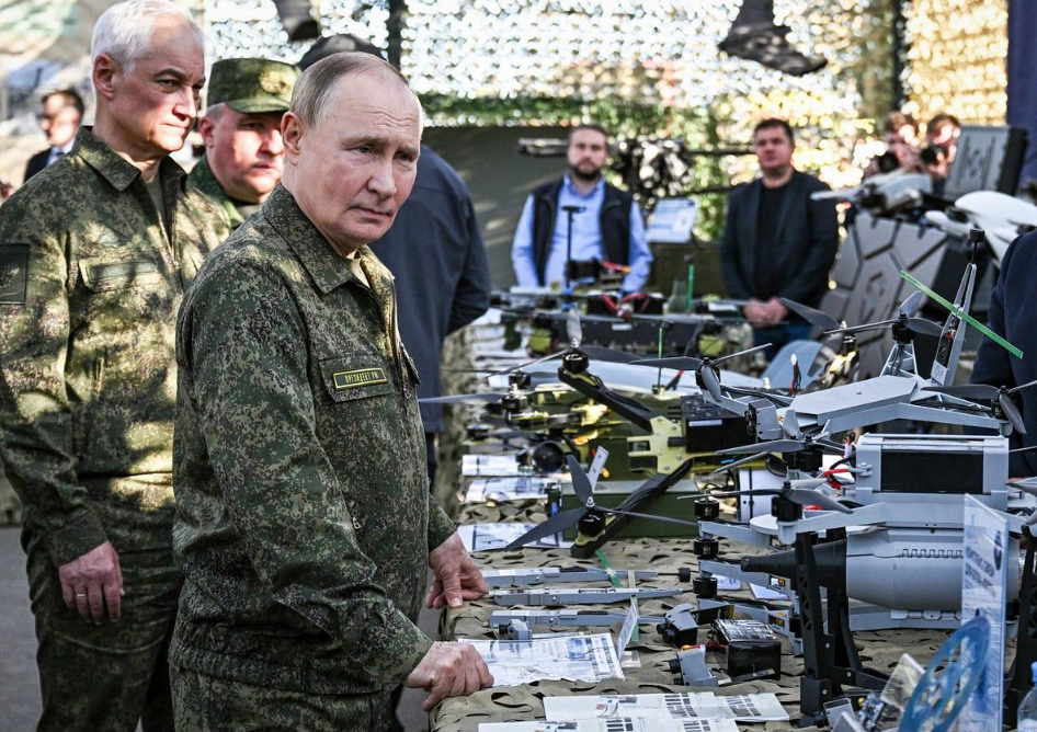 Putin 47 bin askerle gövde gösterisini yerinde izledi! “Dış tehdit” mesajı verdi