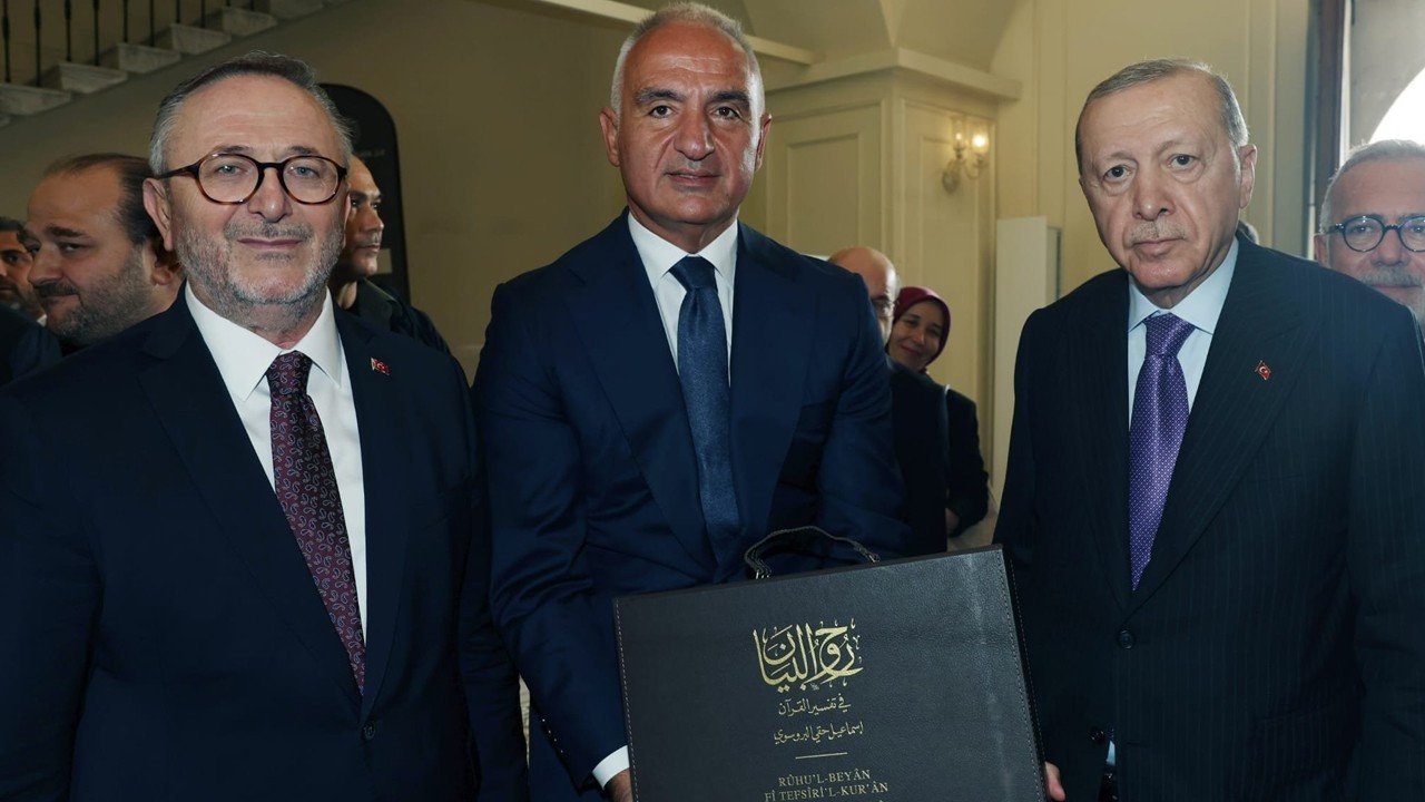 Bakan Ersoy, Bursevi’nin Kur’an-ı Kerim tefsirini Erdoğan’a takdim etti