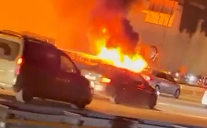 Sarıyer’de trafik kazasının ardından 2 otomobil alev topuna döndü
